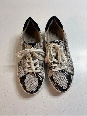 Naturalizer Macayla Snake-Print Sneakers with Side Zipper Women’s Sz 7.5